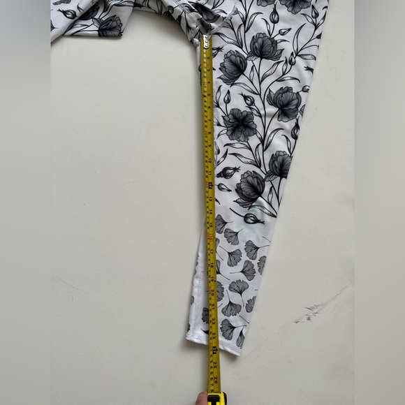 Evolution And Creation Yoga Pants - Black/White Floral - Size: Medium - Picture 5 of 5